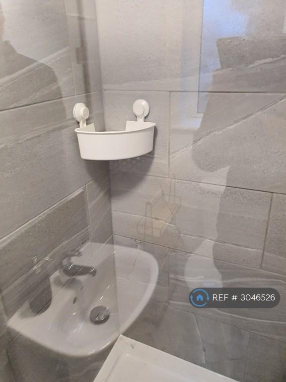 Room Ferrand Road in Littleborough
