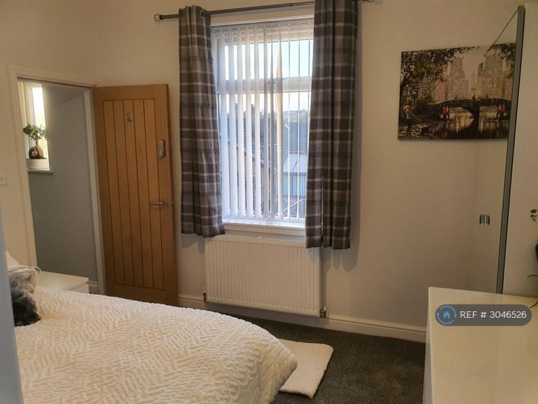Room Ferrand Road in Littleborough