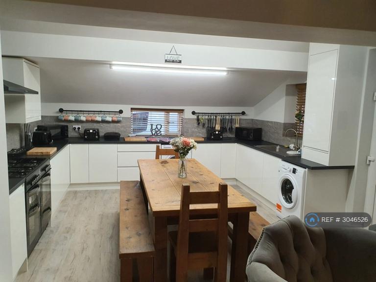 Room Ferrand Road in Littleborough