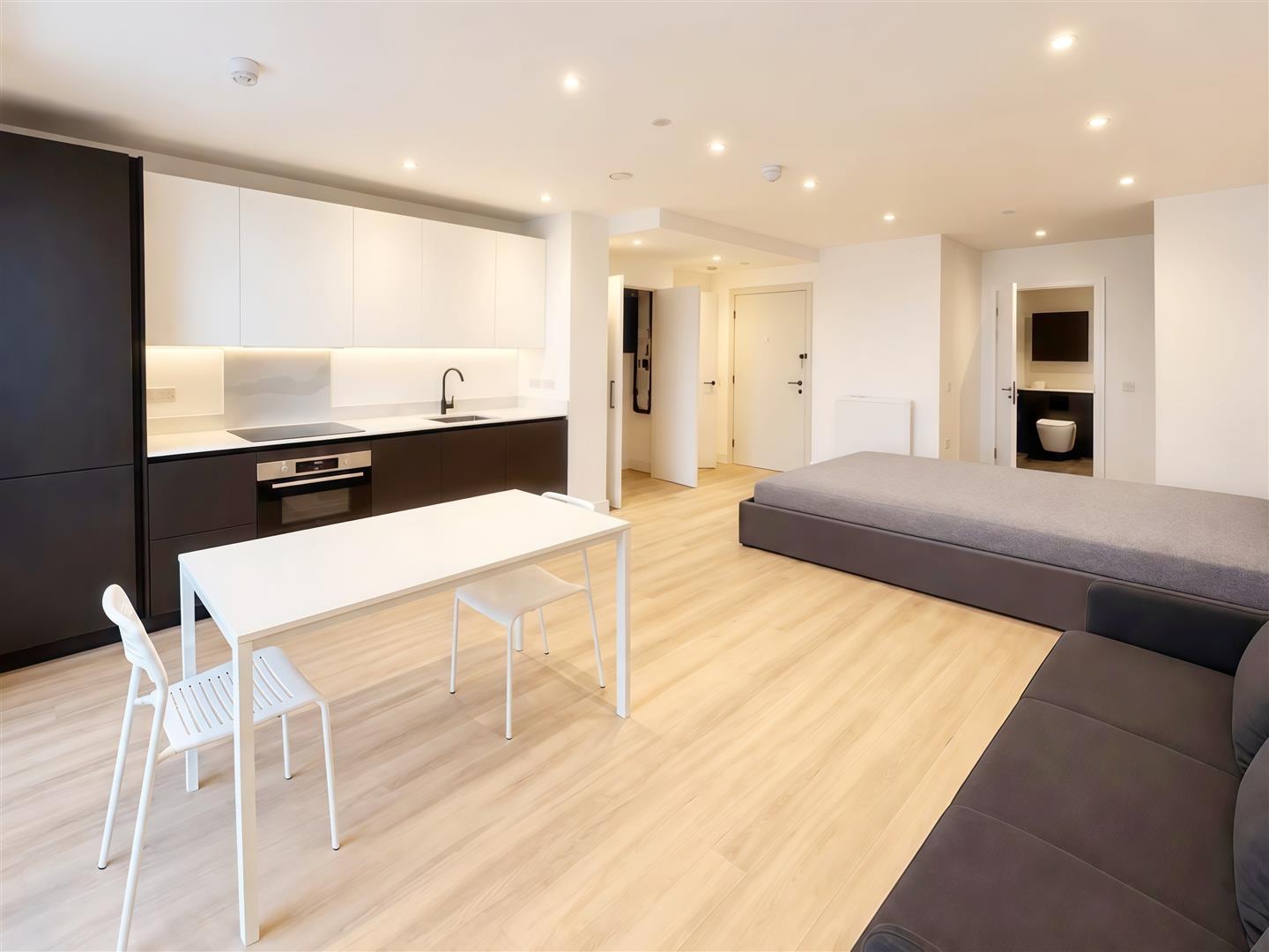 Flat Coryton Path in London
