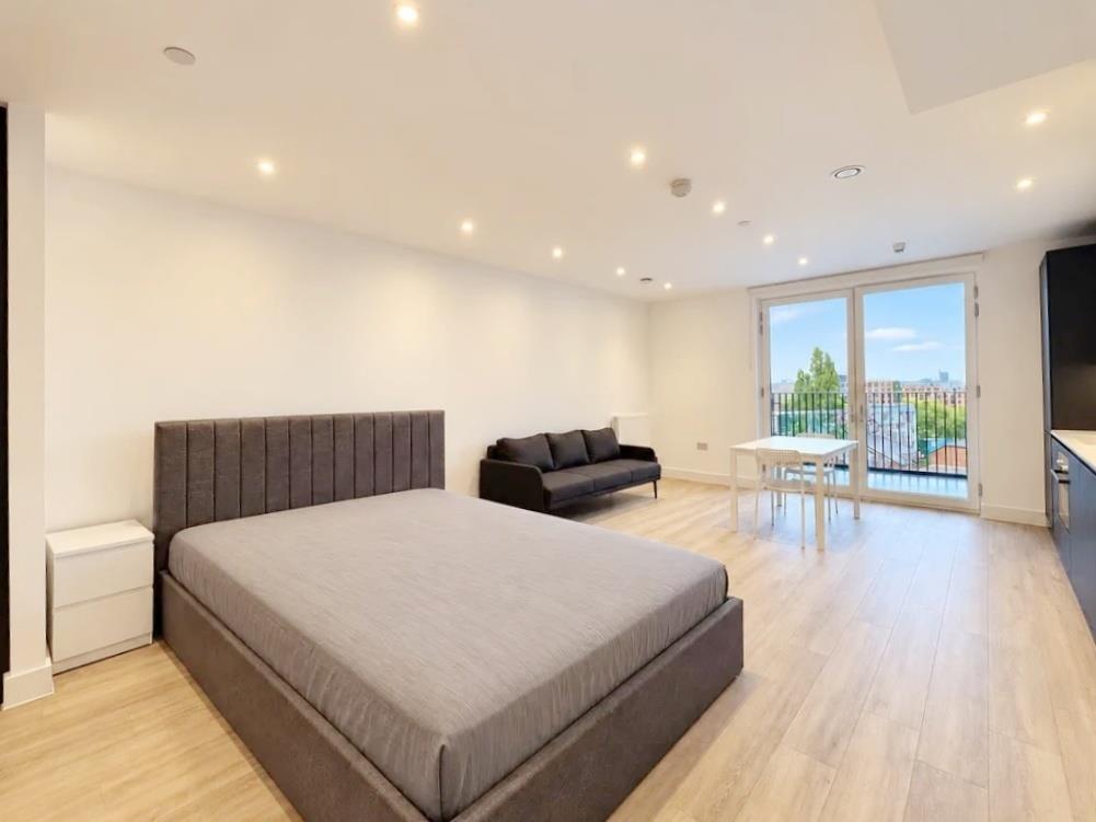 Flat Coryton Path in London