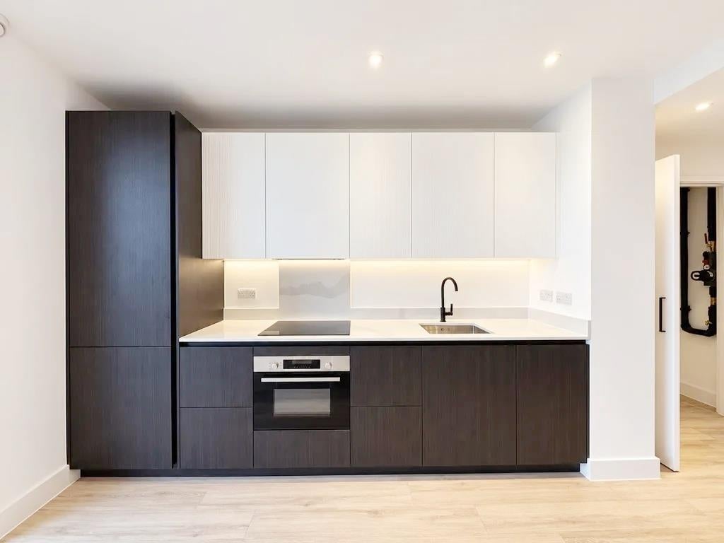 Flat Coryton Path in London