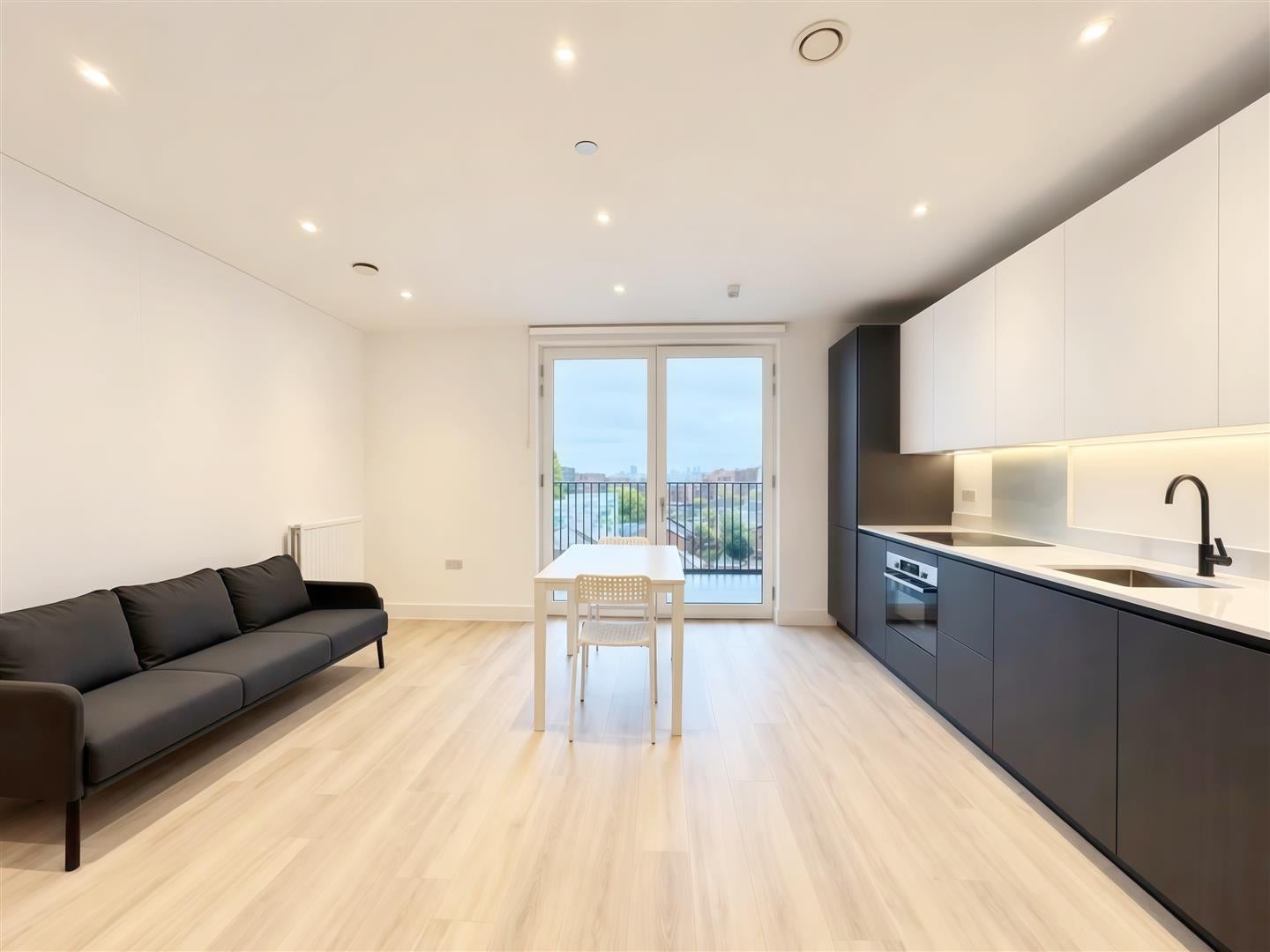 Flat Coryton Path in London
