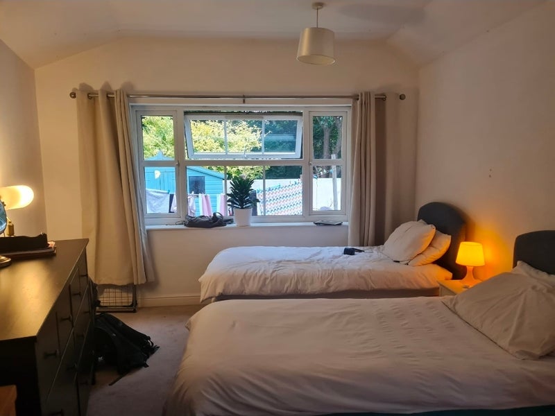 Room Woodside Road in Bristol