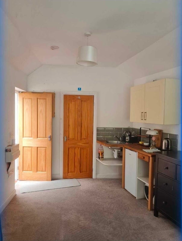 Room Woodside Road in Bristol