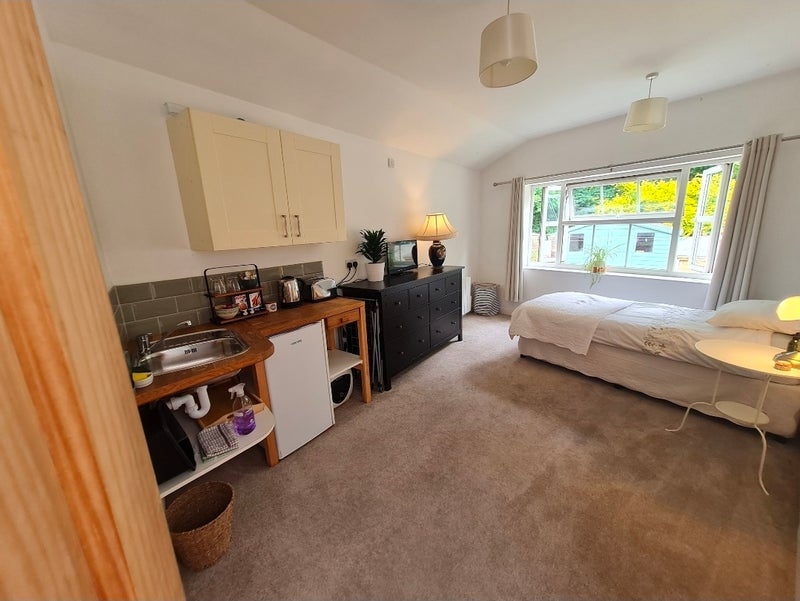 Room Woodside Road in Bristol
