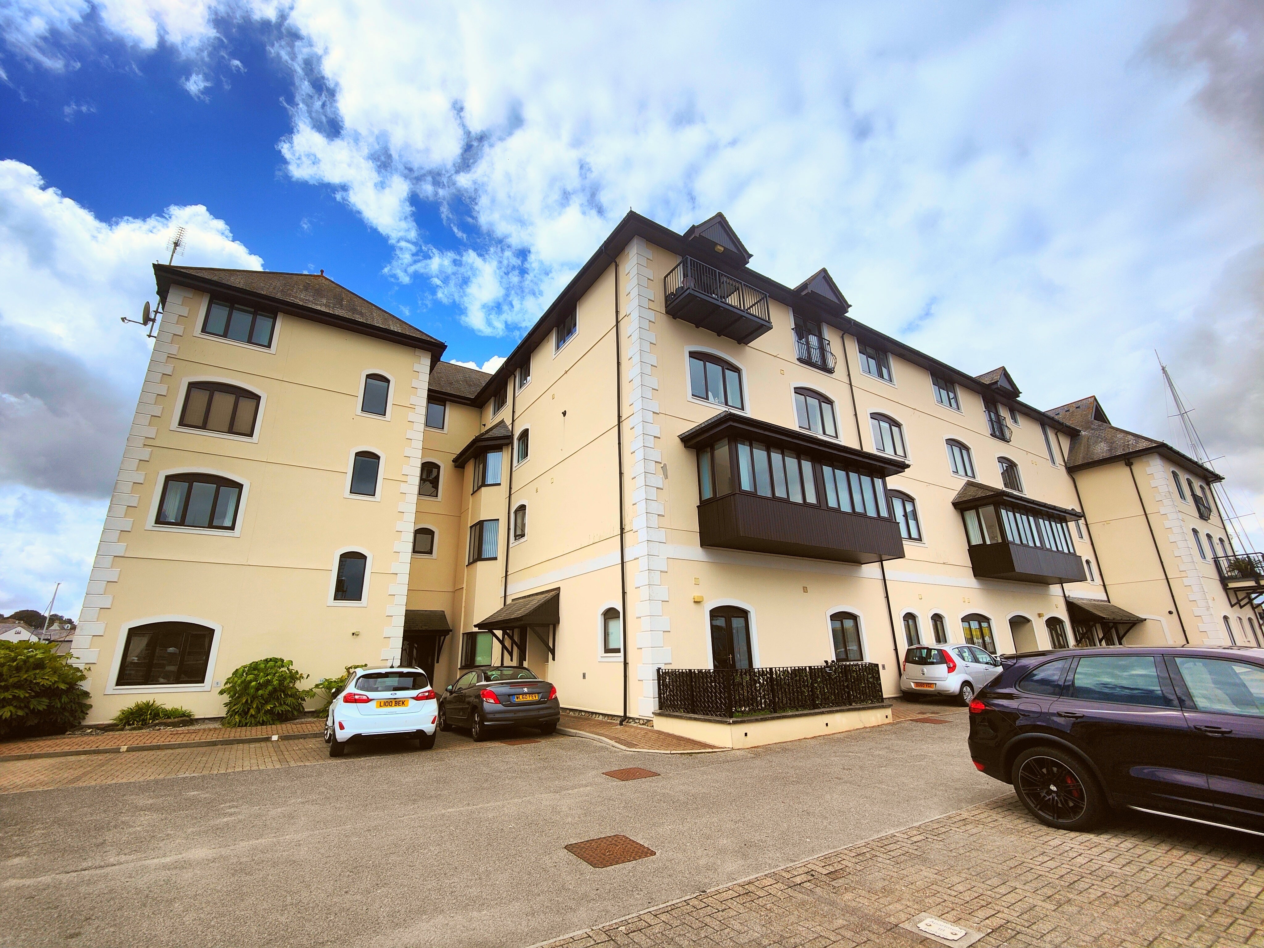 Flat Cambeltown Way in Falmouth