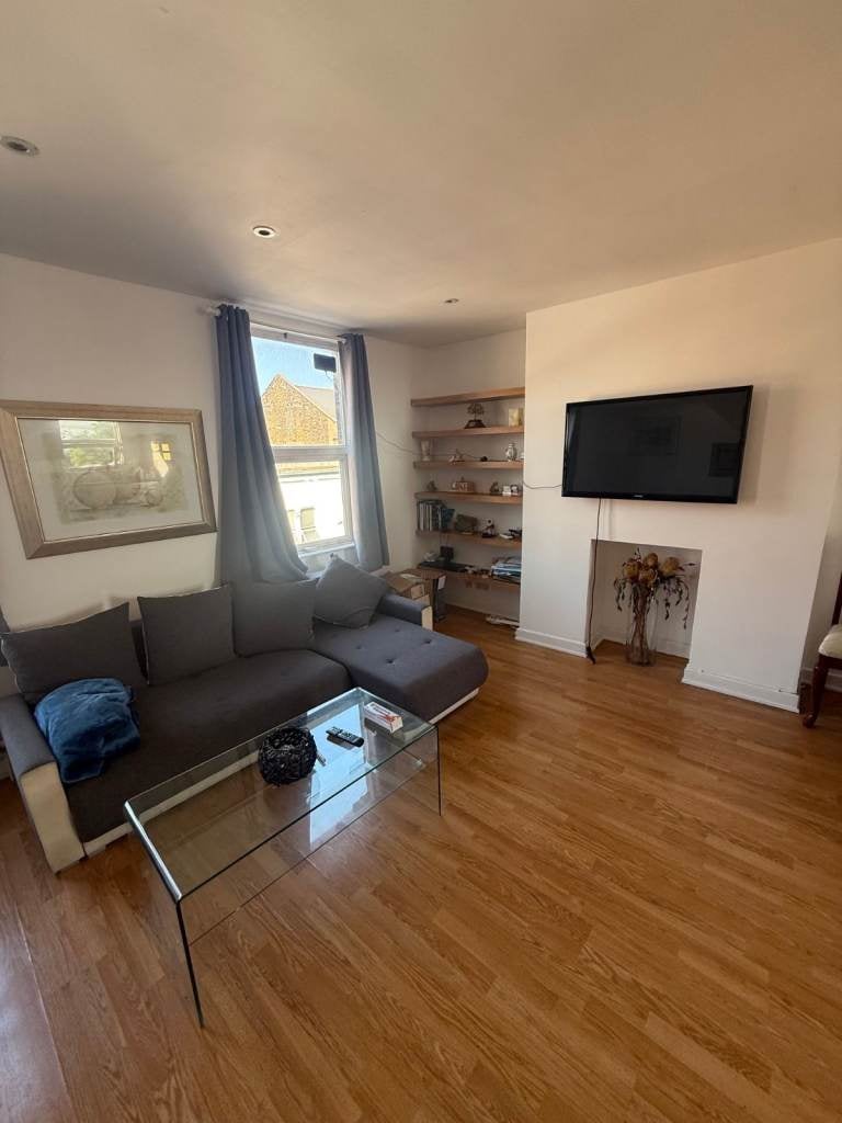Flat Harrow Road in Greater London