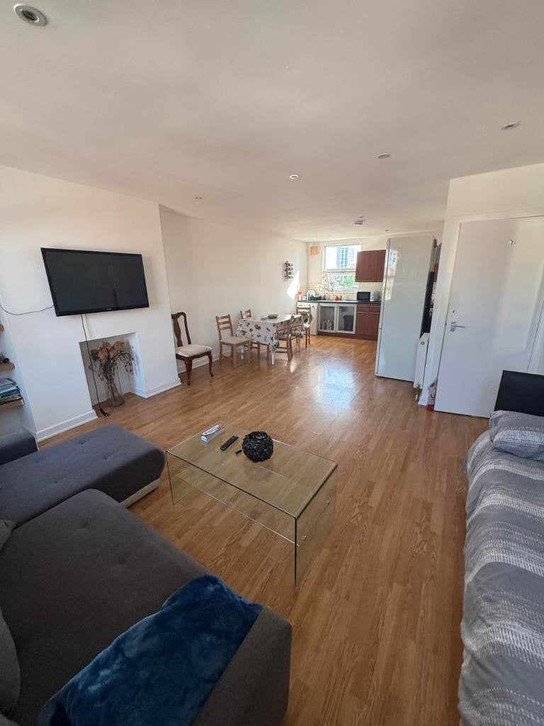 Flat Harrow Road in Greater London