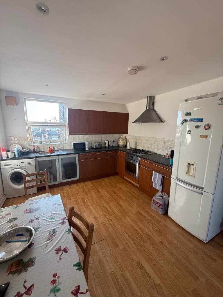 Flat Harrow Road in Greater London