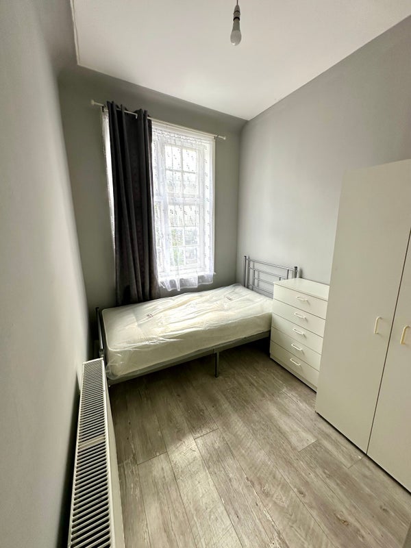 Room High Road in Greater London