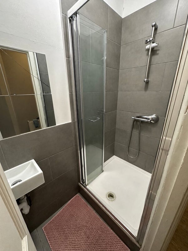 Room High Road in Greater London