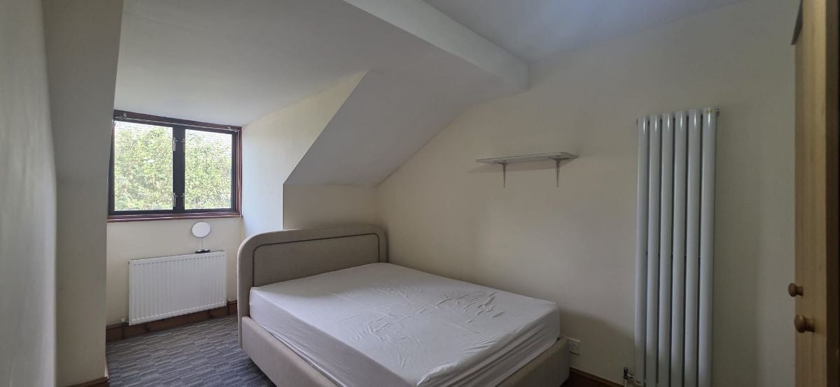 Room Station Road in Greater London