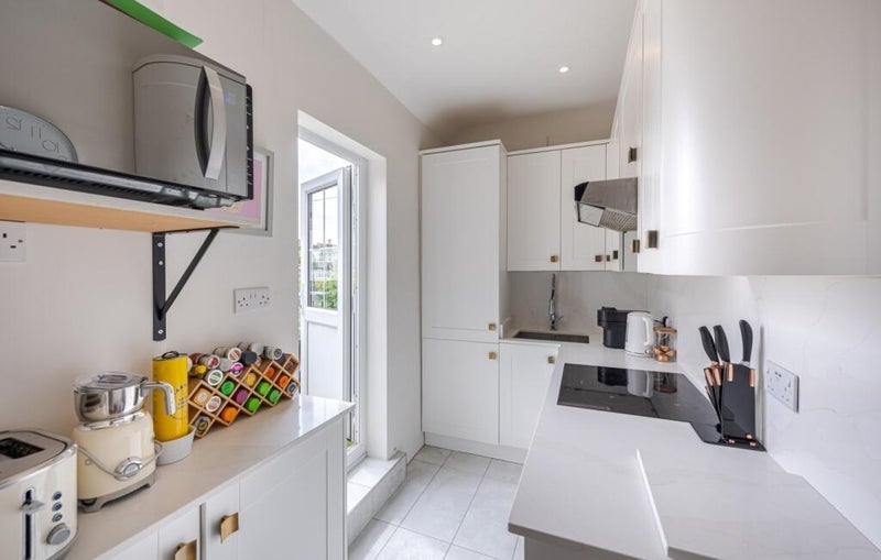 Room Wix's Lane in Greater London