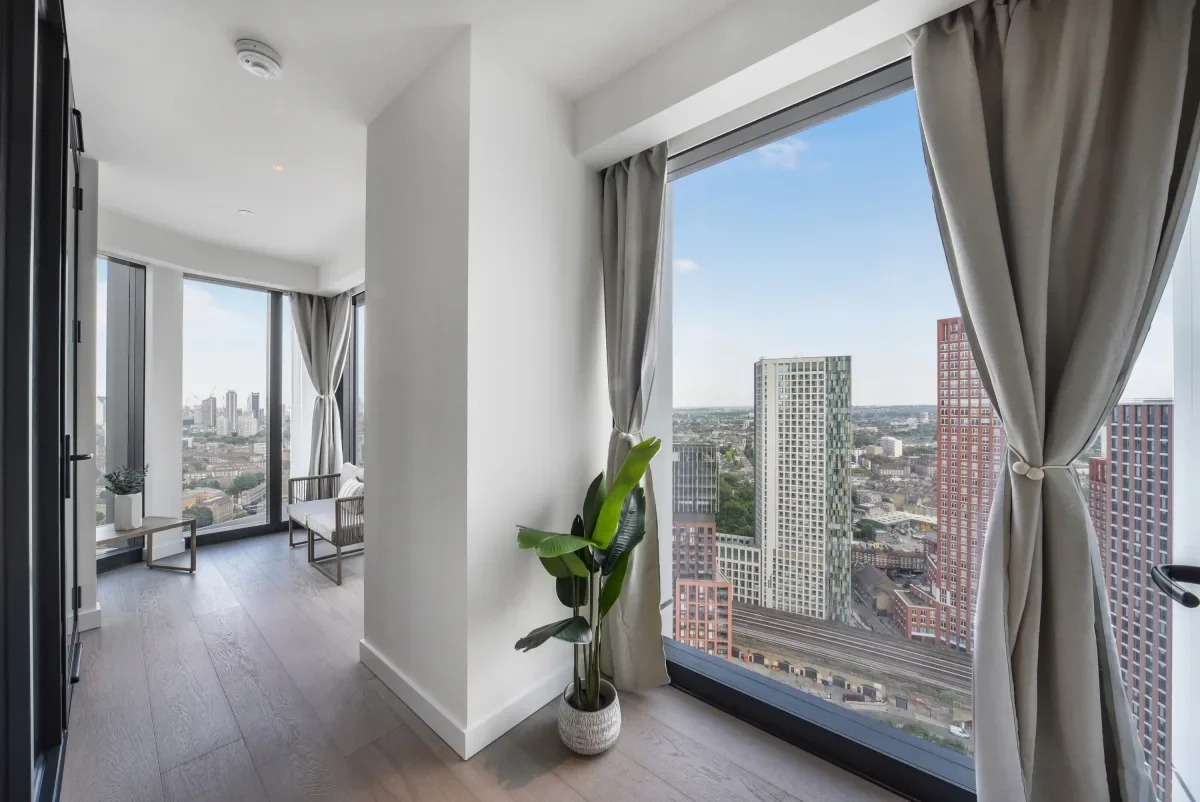 Flat Nine Elms Lane in Greater London