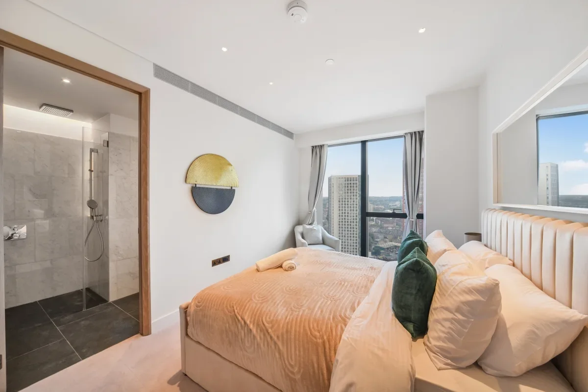Flat Nine Elms Lane in Greater London
