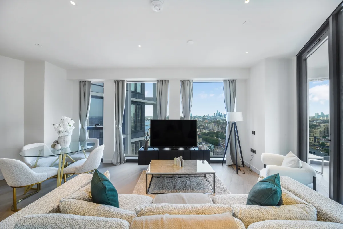 Flat Nine Elms Lane in Greater London