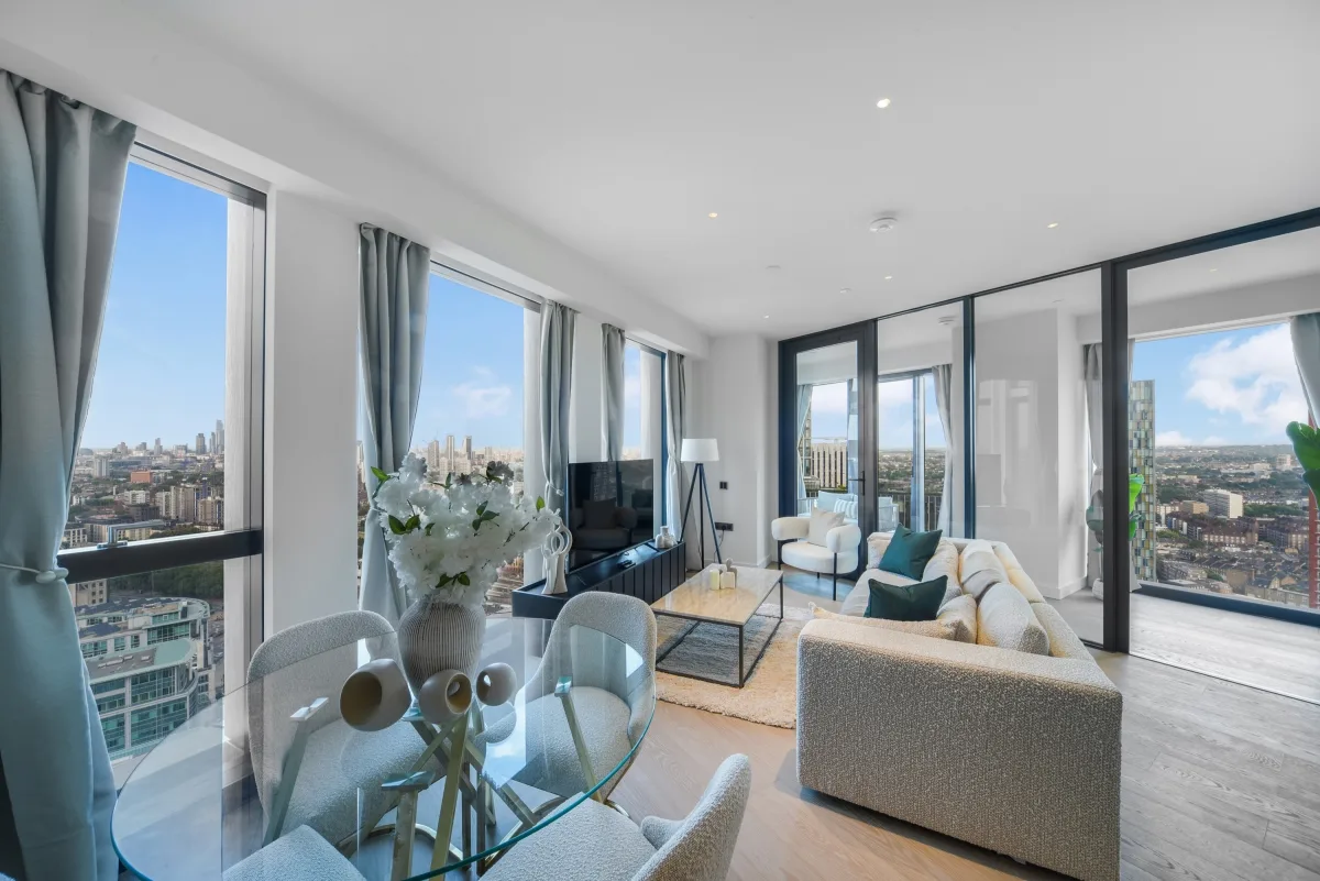 Flat Nine Elms Lane in Greater London
