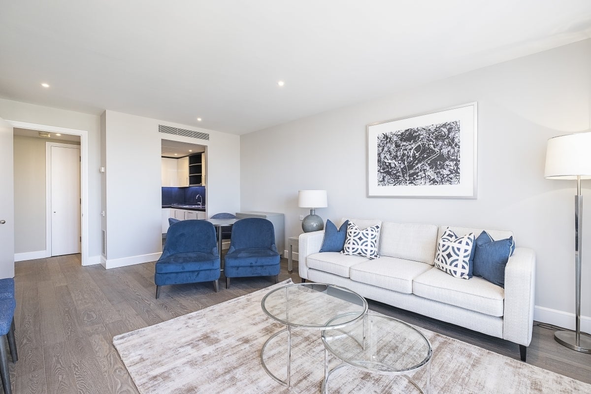 Flat Westferry Circus in Greater London