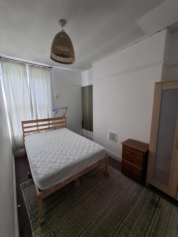 Room Haselrigge Road in Greater London