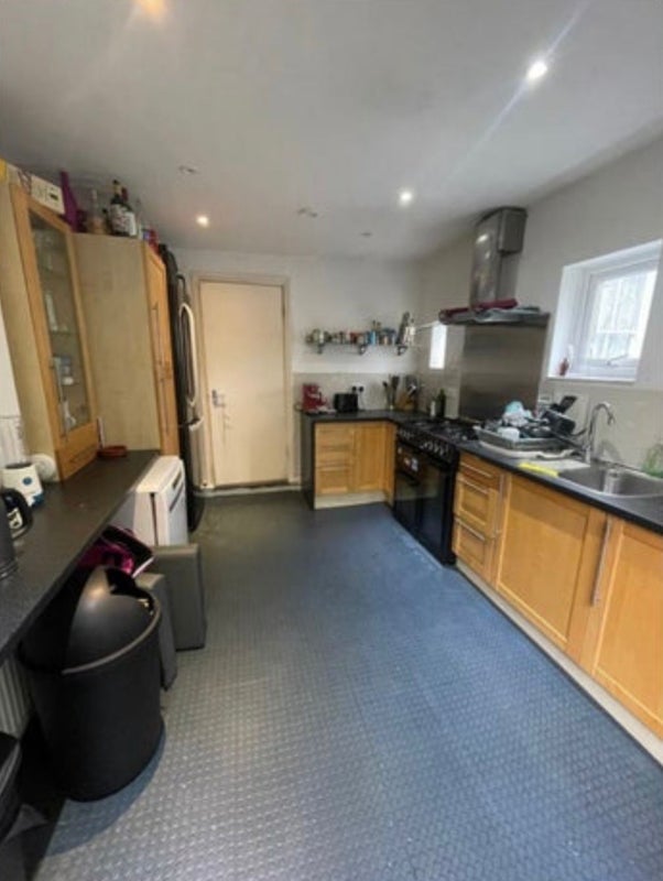 Room Haselrigge Road in Greater London