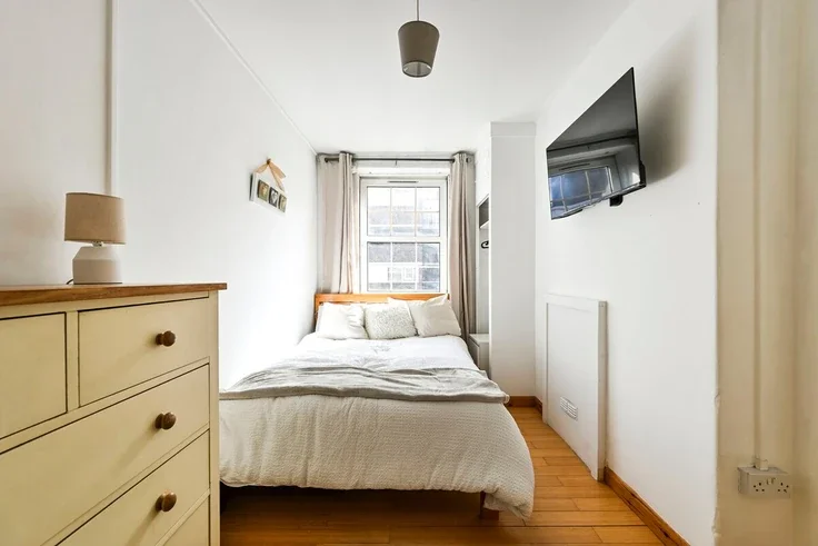 Flat Percival Street in Greater London