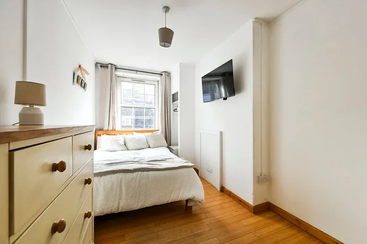 Flat Percival Street in Greater London