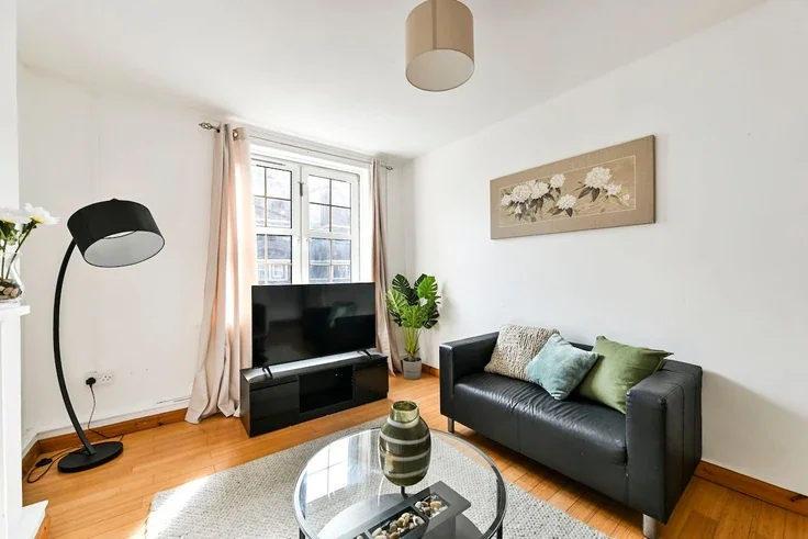 Flat Percival Street in Greater London