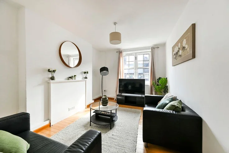 Flat Percival Street in Greater London