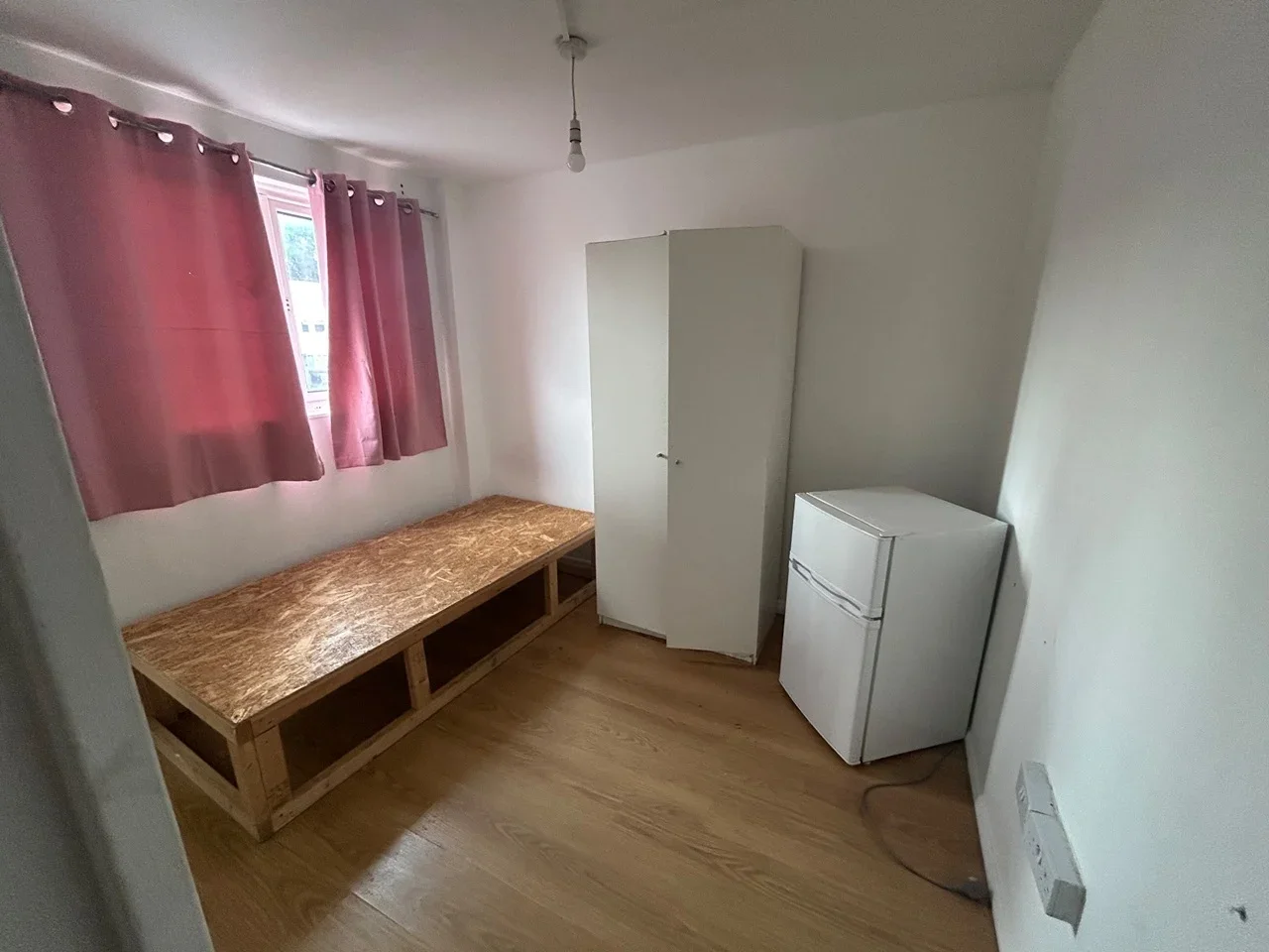 Room Kempton Avenue in Greater London