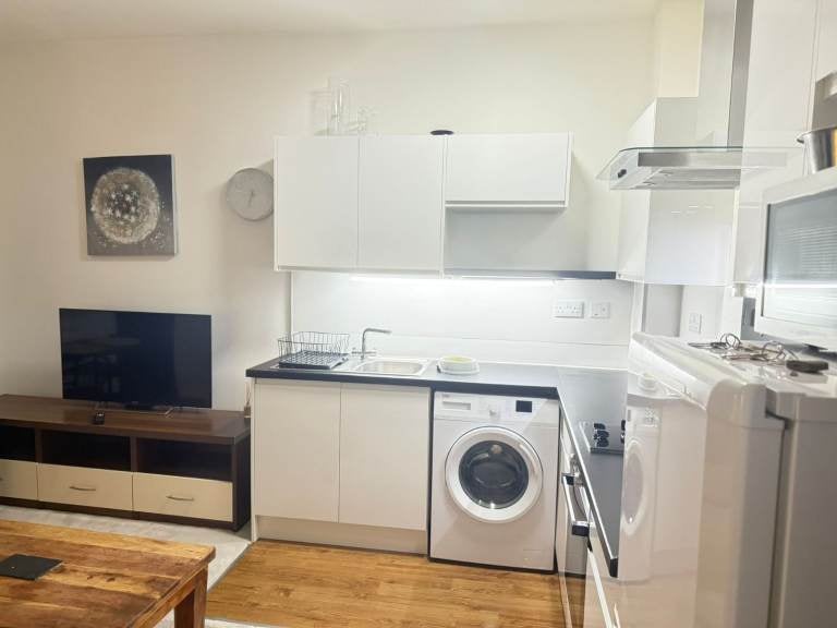 Flat Woodford Road in Watford