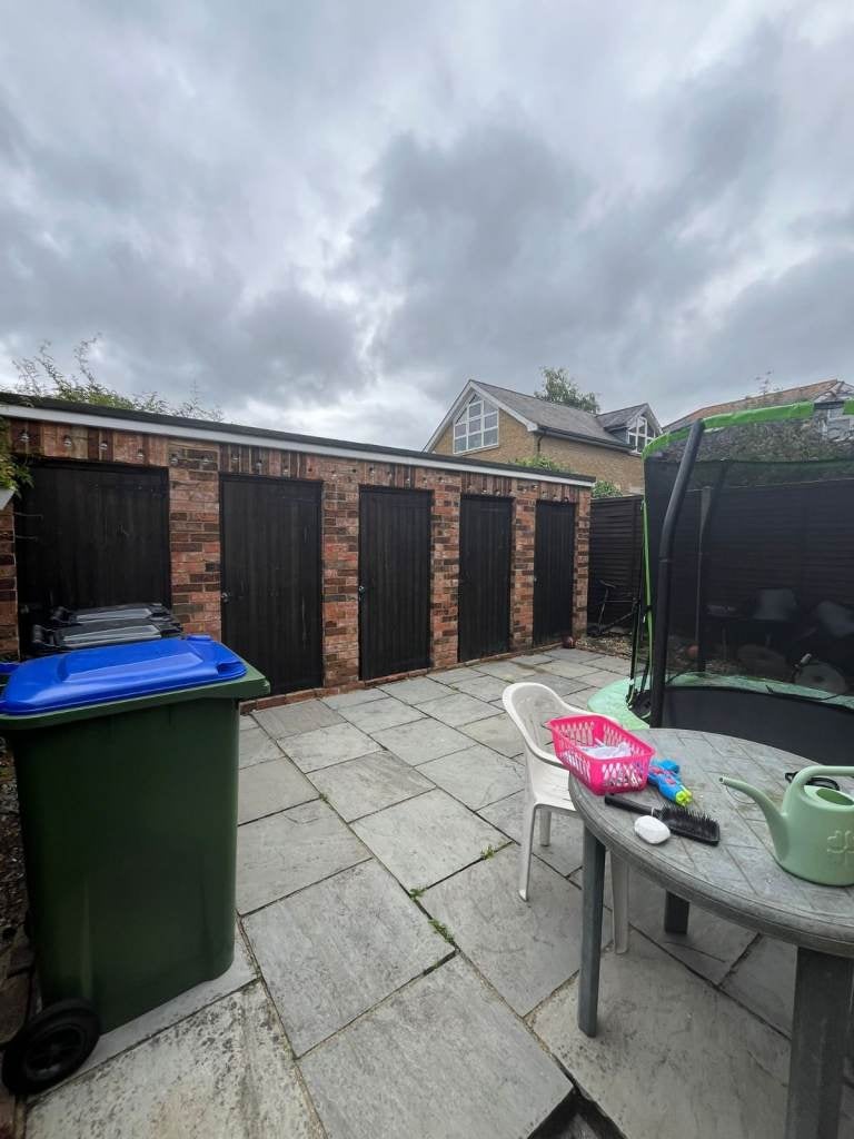 Flat Woodford Road in Watford