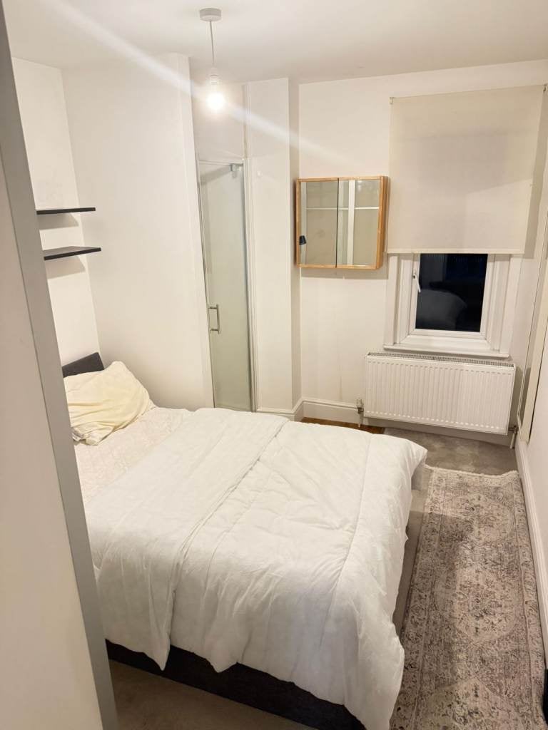 Flat Woodford Road in Watford