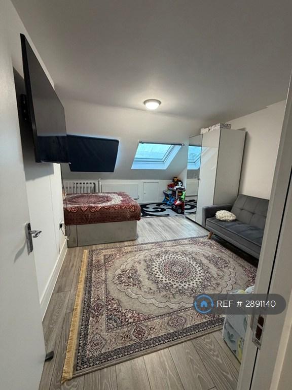 Flat Horsa Road in Greater London