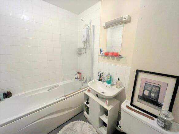 Flat Amber Court in Swindon