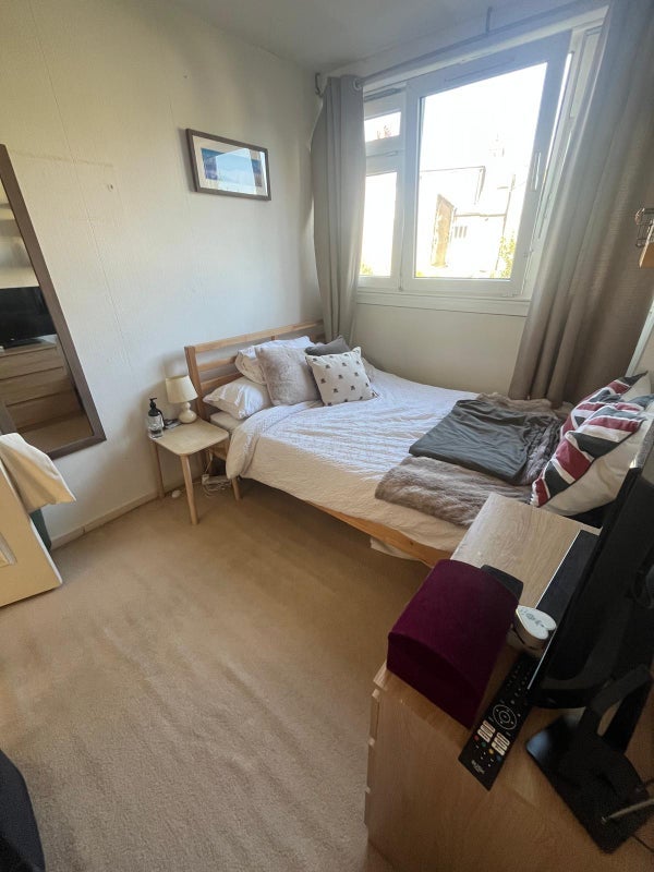 Room Searles Close in Greater London