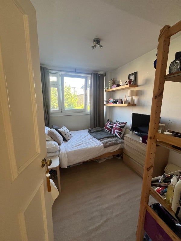 Room Searles Close in Greater London
