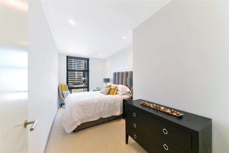 Flat South Quay Square in Greater London