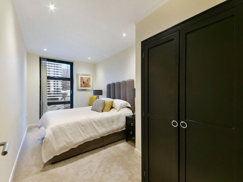 Flat South Quay Square in Greater London