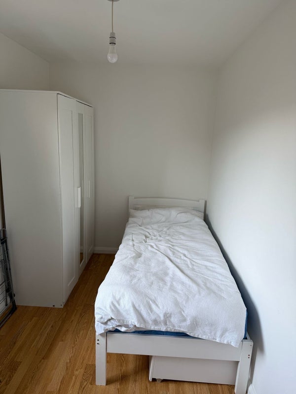 Room Hirst Crescent in Greater London