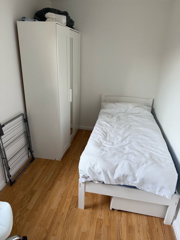 Room Hirst Crescent in Greater London