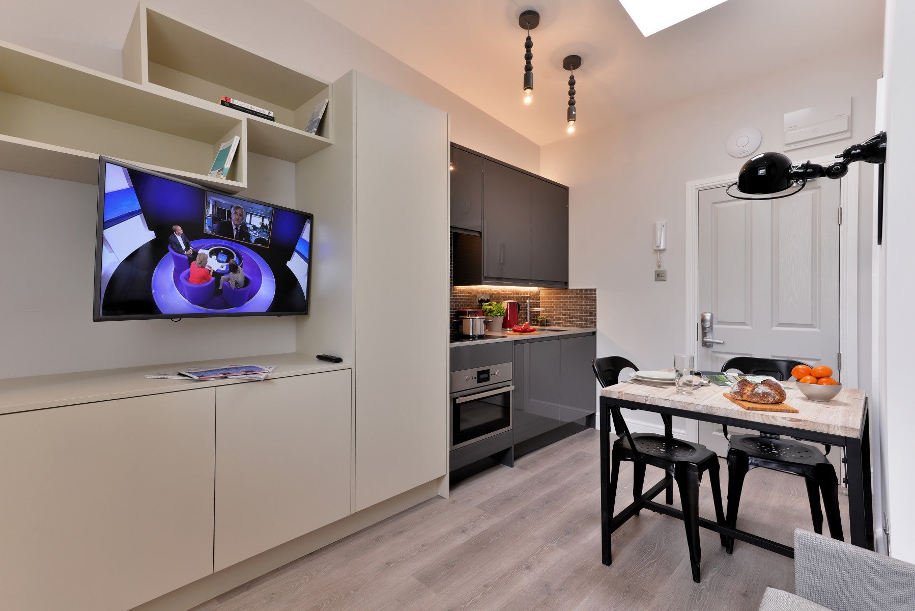 Flat Linden Gardens in Greater London