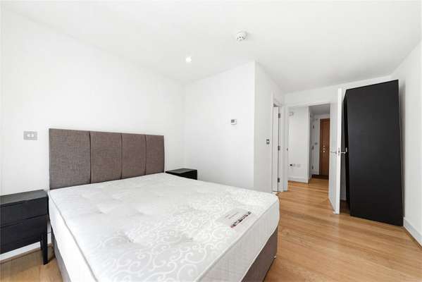 Flat Yeo Street in Greater London