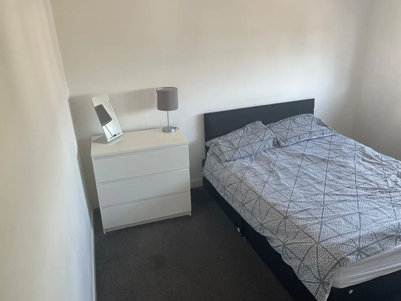 Room North Parade in Greater London