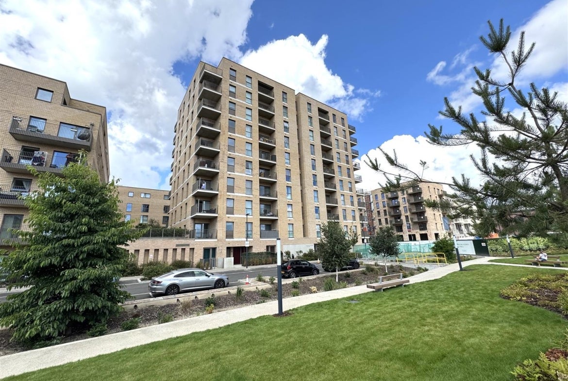 Flat Hargrave Drive in Greater London