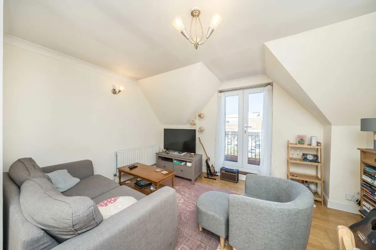 Flat Sir Cyril Black Way in Greater London