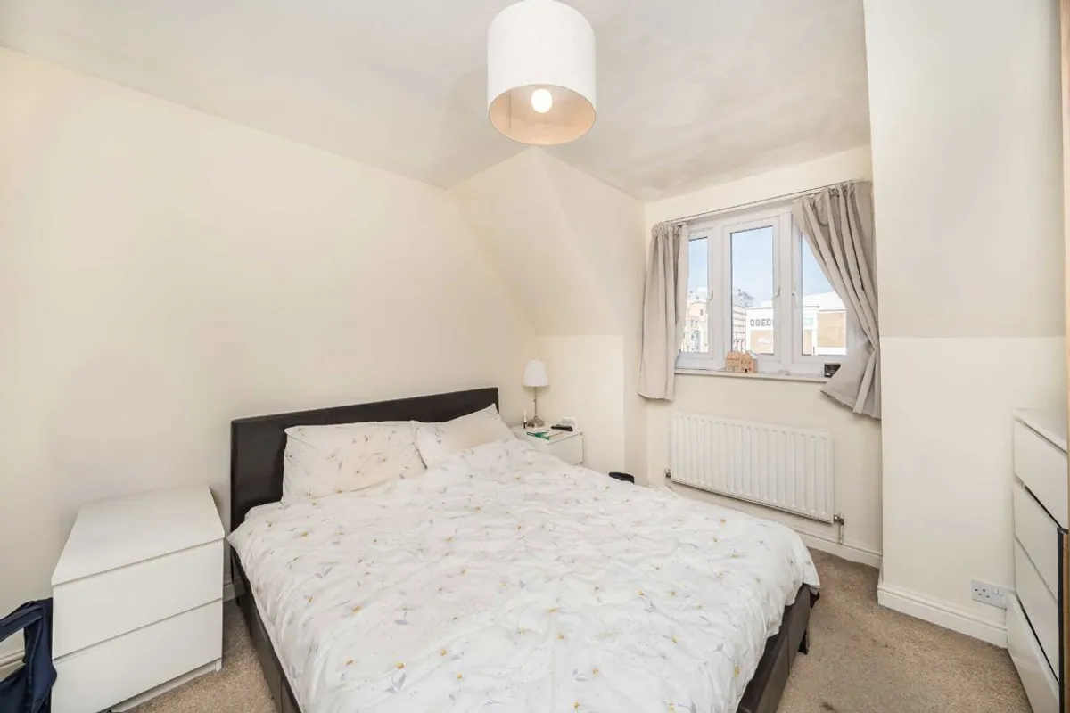 Flat Sir Cyril Black Way in Greater London