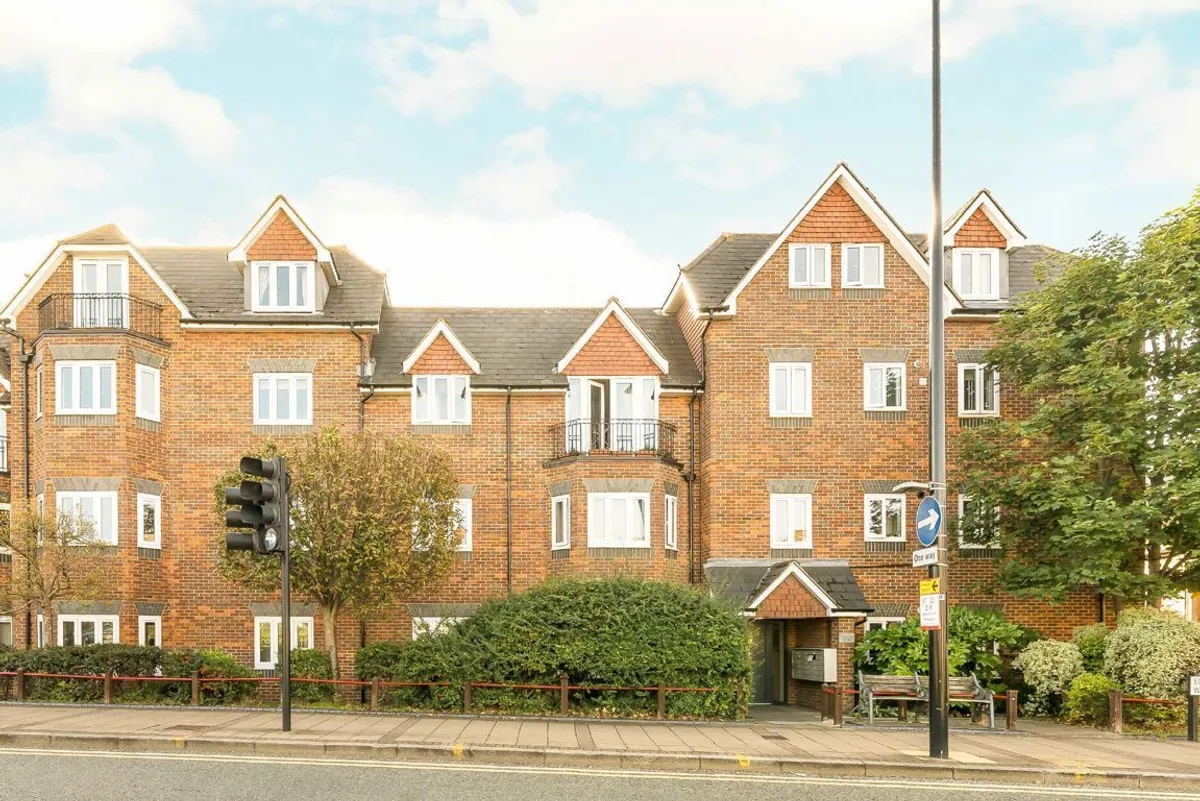 Flat Sir Cyril Black Way in Greater London