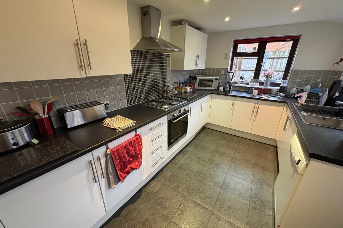 Room Delapre Crescent Road in Far Cotton