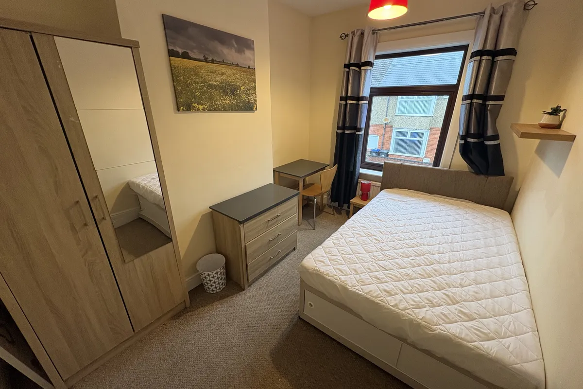 Room Delapre Crescent Road in Far Cotton